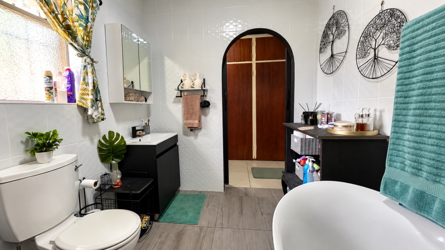 3 Bedroom Property for Sale in Flamwood North West
